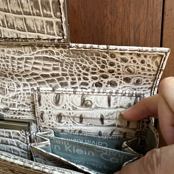 Calvin Klein Cream Wallet with Crocodile Texture - Picture 9 of 11